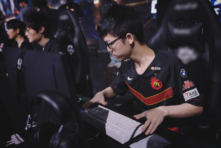 FPX横扫TES，Oner开启传奇时刻激烈交锋四强赛，技惊四座