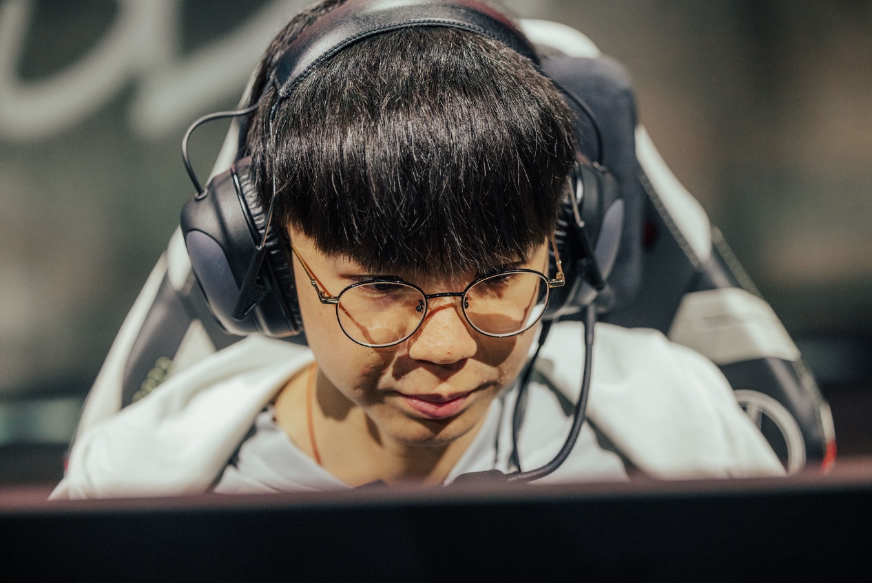 DFM力克PSG，Elk线上压制力十足宿敌对决半决赛，引爆全场热议